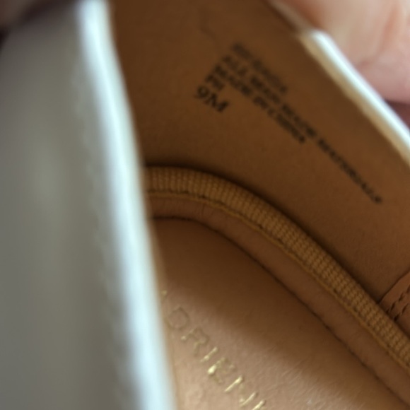 VTG Adrienne Vittadini White Faux Leather Kitten Heels 9M With Bold Gold Chain - Picture 8 of 9